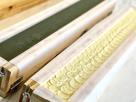 Savons-M: 2 moules de fabrication en bois contenant 2,5 kilo de savon - Agrandir l'image, .JPEG 1 Mo (fenêtre modale)