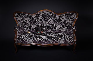 Canapé Louis Philippe en tissu motif jungle dans les tons gris et noir - Agrandir l'image, .JPG 754 Ko (fenêtre modale)