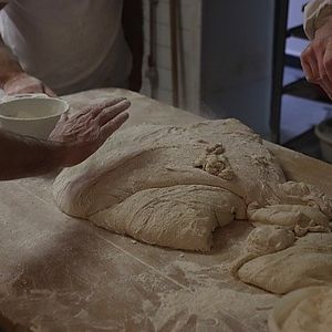 Photo des mains de 3 boulangers travaillant la pâte