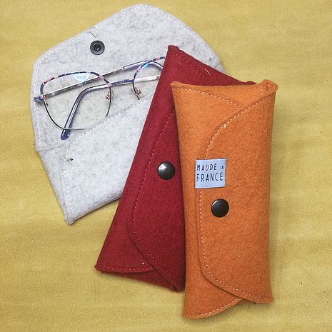 Maude-in-France: présentation de 3 étuis à lunettes en feutre-de-laine orange, rouge et écru - Agrandir l'image, .JPG 3 Mo (fenêtre modale)