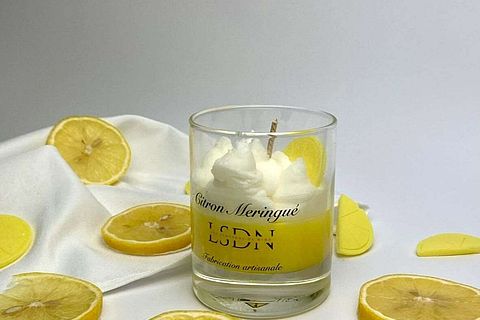 Bougie dans un verre sous forme de citron meringué