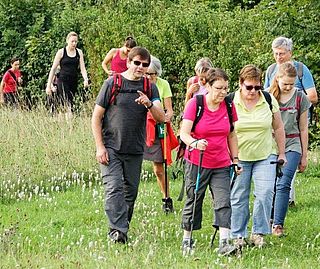 Groupe de randonneurs en train de marcher à Pompey.