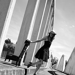 Madeleine M. sur le Bow-string avec un Prie-Dieu