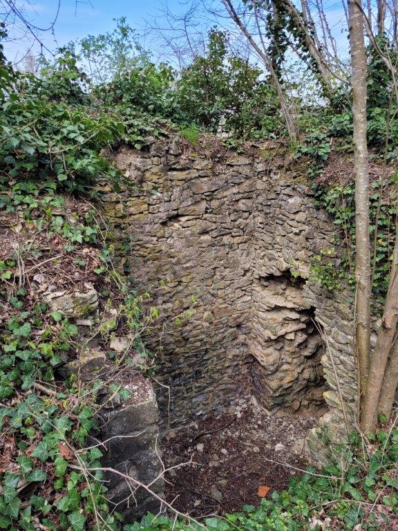 Forteresse médiévale à Frouard : ruines d'une tour carrée