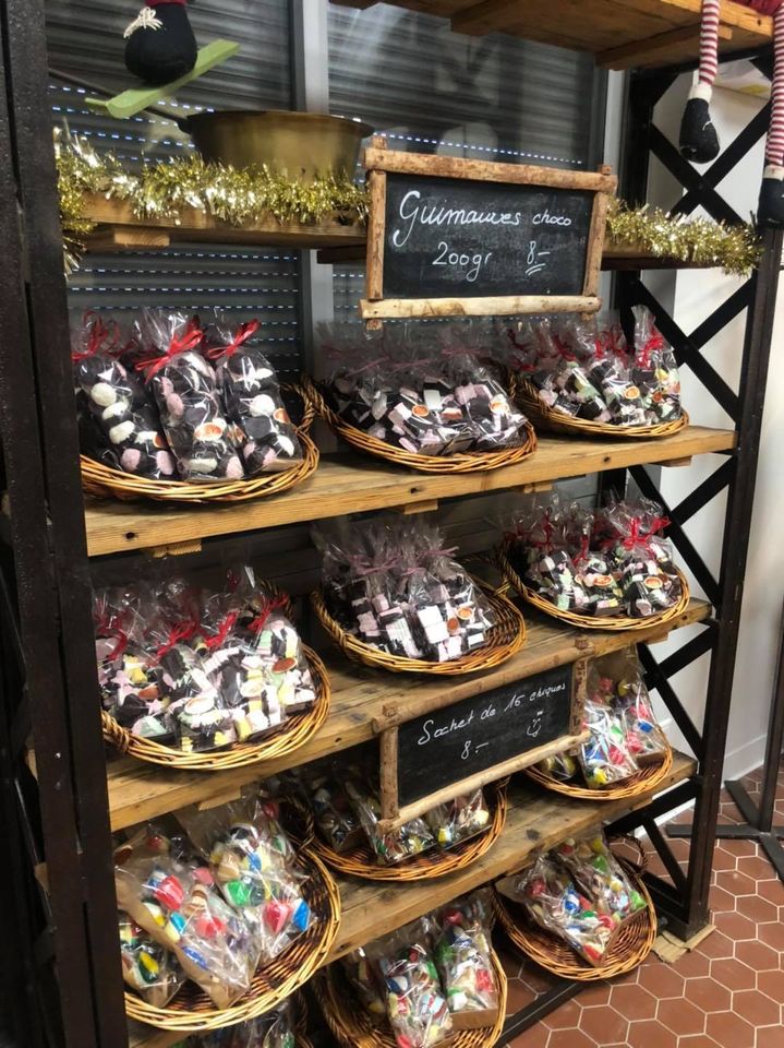 Confiserie Chocolaterie BREBION: boutique: étagères avec des guimauves au chocolat - Agrandir l'image, .JPG 156 Ko (fenêtre modale)